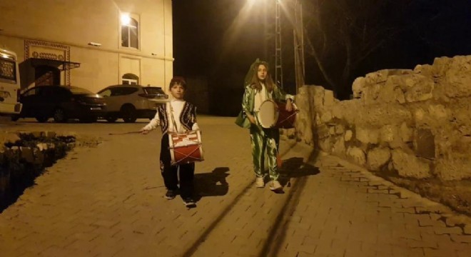  Ramazan'da köyün davulcusu oldular